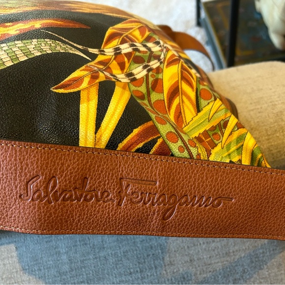 🔥 RARE 🔥 Salvatore Ferragamo Vintage Coated Canvas and Leather Shoulder Bag - Picture 3 of 13